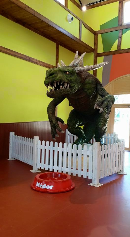 Médor le dragon maléfique animé présent dans l'air de jeu indoor du Center Parcs "Le bois aux daims"